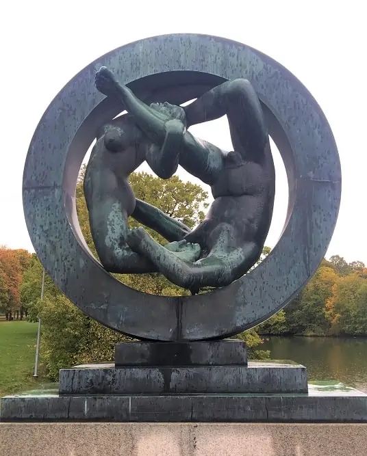 Vigeland Statue in Granite : Man & Woman In a Circle