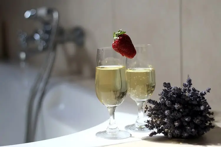 Must Do's For A Perfect Romantic Getaway - Champagne in the Bath