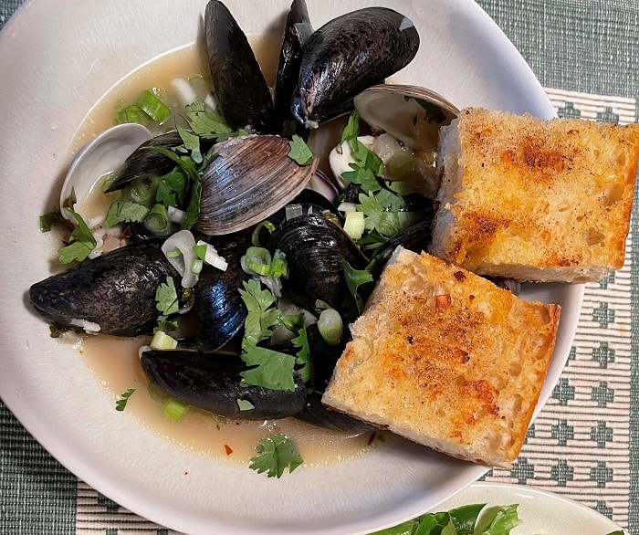 Steamed Mussels-and-Clams-Steam with-White-Wine-Butter-and-Garlic