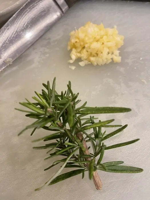 A picture of the minced garlic and rosemary