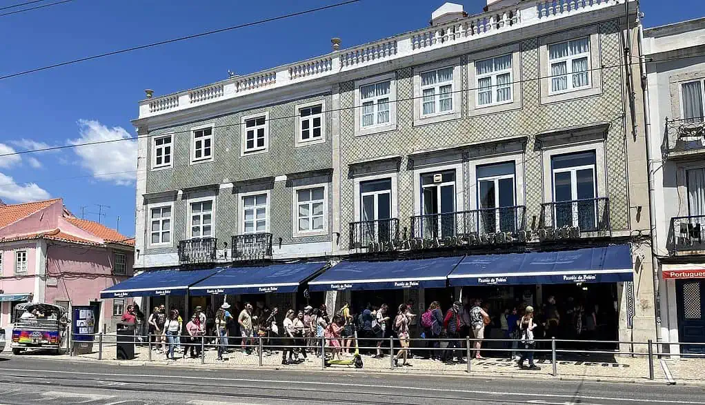 Photograph of the line of shoppers at Pasteis de Belem