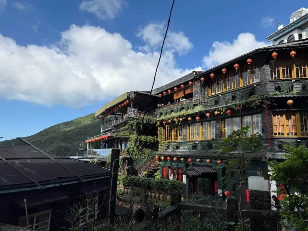 6 Day Taipei & Northern Taiwan Itinerary: Sun Moon Lake, Shifen & Taipei 101 33 Homes and businesses perched on the cliffs in Juifen