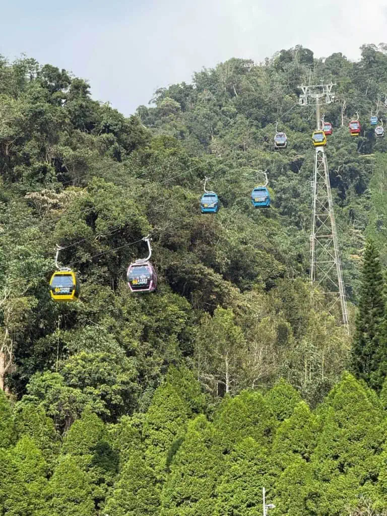 6 Day Taipei & Northern Taiwan Itinerary: Sun Moon Lake, Shifen & Taipei 101 24 The Gondolas heading up the mountain.