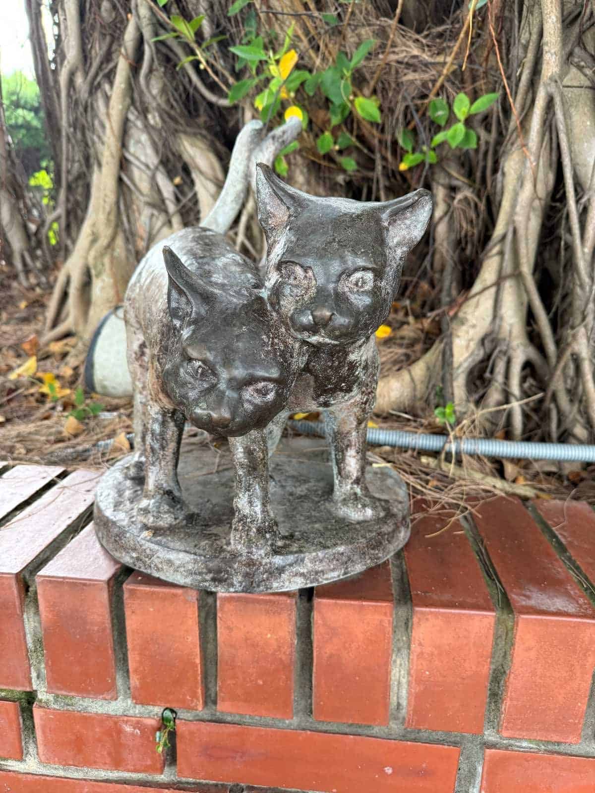 6 Day Taipei & Northern Taiwan Itinerary: Sun Moon Lake, Shifen & Taipei 101 43 Bronze statue of two cats.