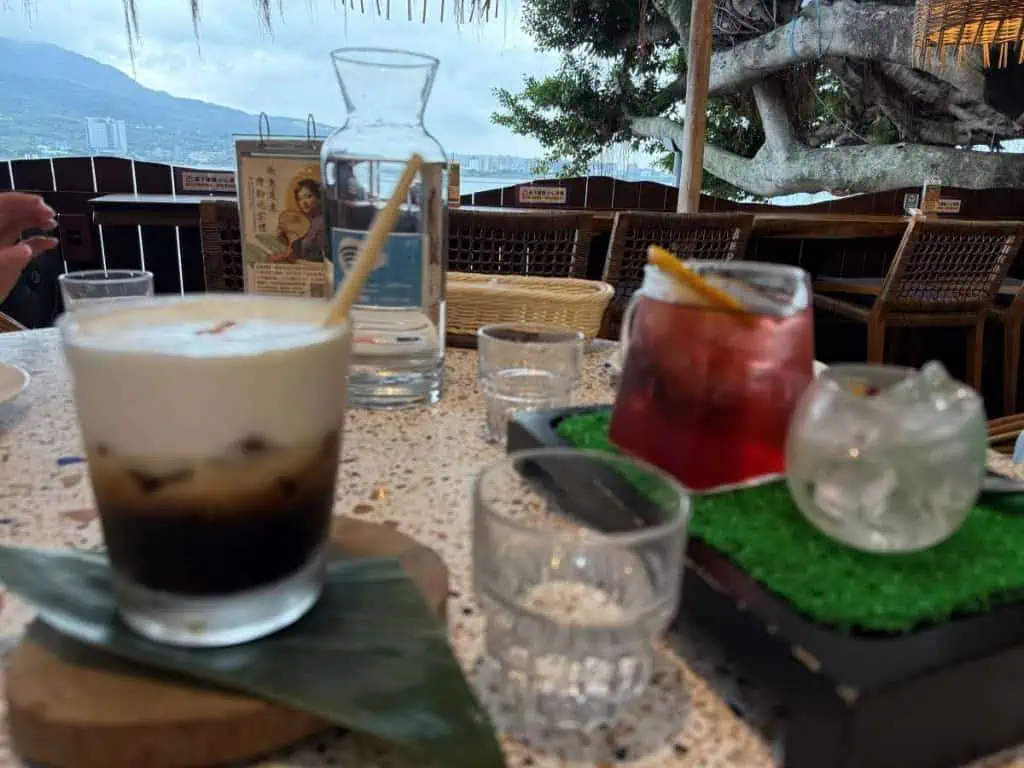 6 Day Taipei & Northern Taiwan Itinerary: Sun Moon Lake, Shifen & Taipei 101 44 Drinks and cakes (high tea) at a cafe in Tamsui along the river.