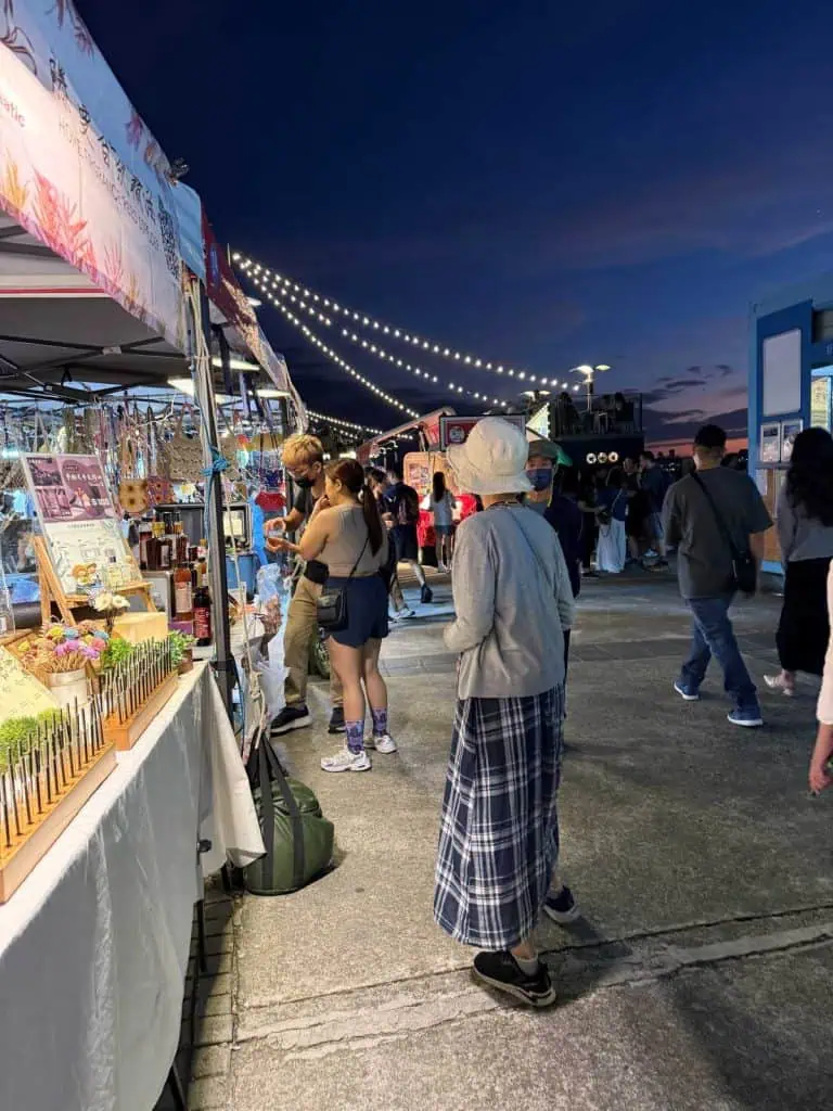 6 Day Taipei & Northern Taiwan Itinerary: Sun Moon Lake, Shifen & Taipei 101 13 Shopping stalls at the Yanping Riverside Park
